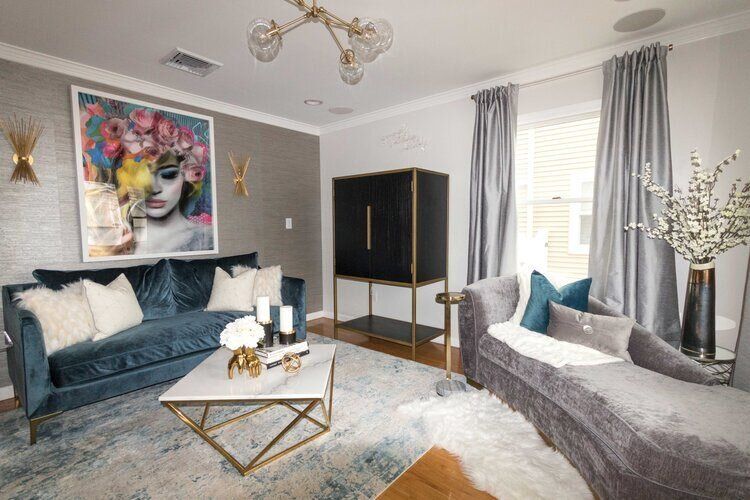 livinging-room-with-blue-velvet-sofa-gold-vase-with-white-flowers