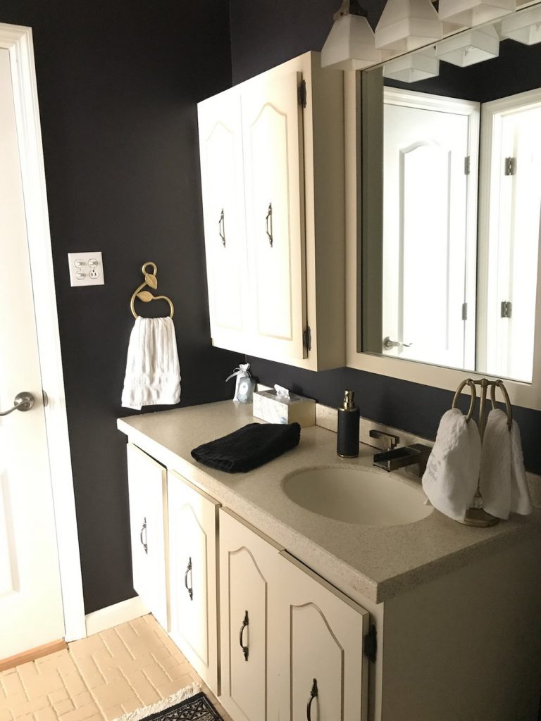 airbnb-black-bathroom