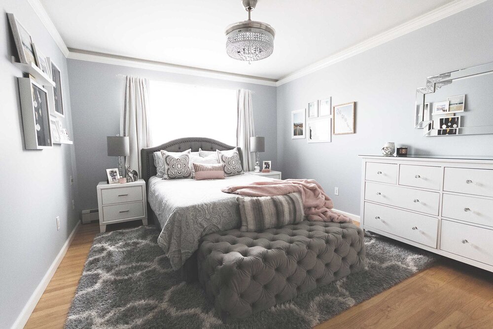 contemporary-glam-bedroom-with-tufted-gray-velvet-bench-1500.jpg