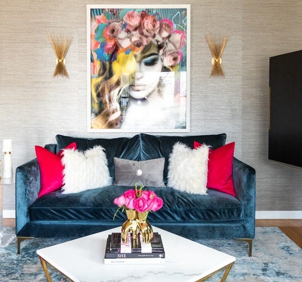 living-room-with-pink-roses-and-blue-velvet-sofa-gold-sconce-800x560